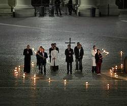 El impactante cambio en el Via Crucis del Papa: del Coliseo lleno a la Plaza de San Pedro vacía