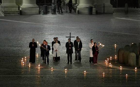 El impactante cambio en el Via Crucis del Papa: del Coliseo lleno a la Plaza de San Pedro vacía