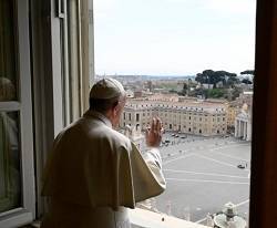 El Papa, en el Regina Coeli: «Si Cristo resucita es posible mirar con confianza los acontecimientos»