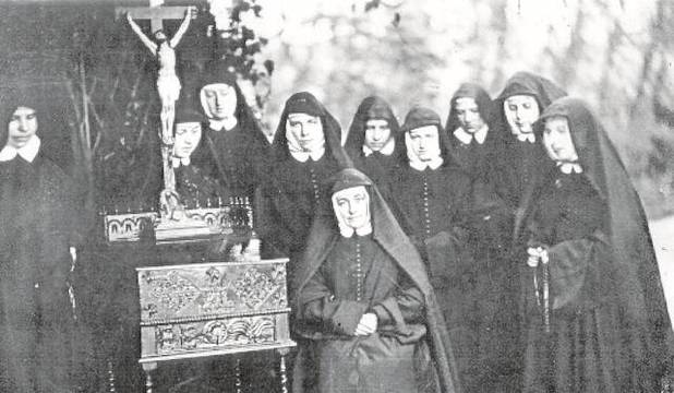 En el centro de la imagen, sentada, Cornelia Connelly con las religiosas de la congregación que fundó.