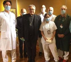 Médicos como ministros de la Eucaristía en el hospital: las lágrimas al repartirla a los enfermos