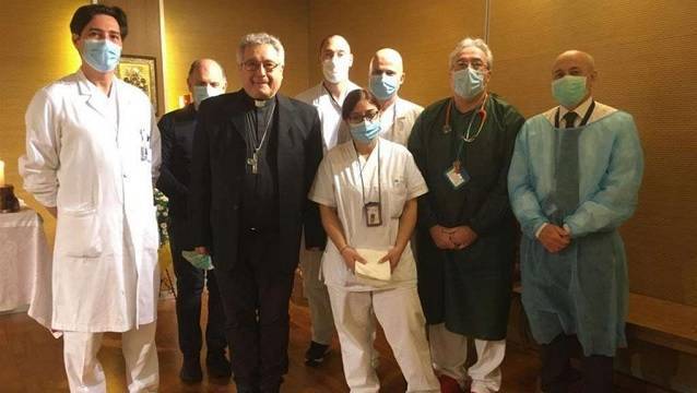 Médicos como ministros de la Eucaristía en el hospital: las lágrimas al repartirla a los enfermos