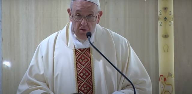 «Oremos para que este silencio, nuevo en nuestros hábitos, nos enseñe a escuchar», propone el Papa