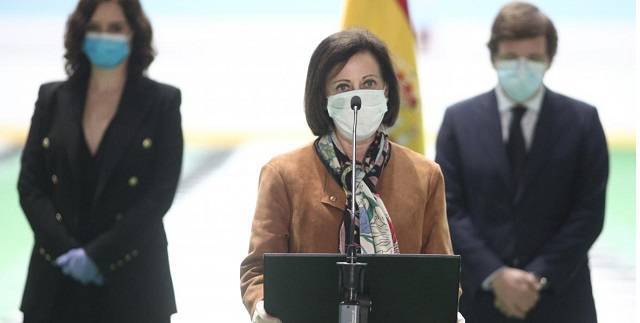 Emocionada, la ministra Robles, dio valor a la oración al cerrar la gran morgue de hielo de Madrid