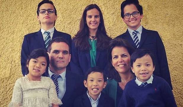 La familia Gómez Samblas está compuesta por Alejandro y Coro, que tienen 8 hijos, 3 naturales y 5 adoptados, de los cuales ha fallecido uno