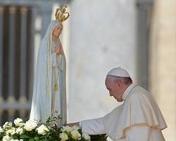 El Papa escribe a los católicos para invitarlos a rezar el Rosario en familia: ofrece dos oraciones