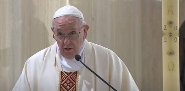 «El tiempo de crisis no es momento de hacer cambios, sino de fidelidad y conversión», dice el Papa