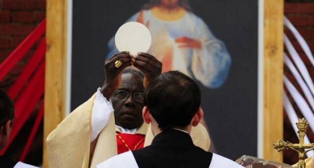 El cardenal Sarah alerta: «La Eucaristía debe ser tratada con fe, no estamos en el supermercado»