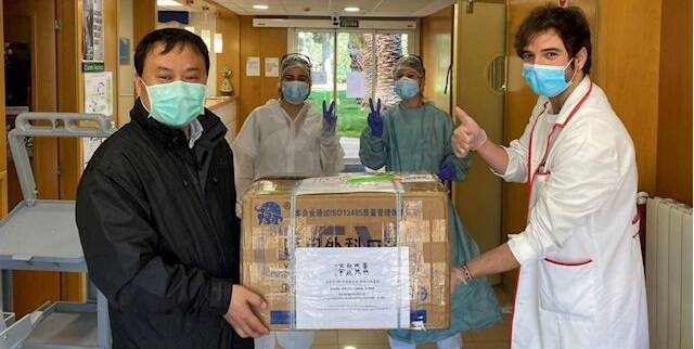 La comunidad católica china de Zaragoza entrega 18.000 mascarillas a residencias y hospitales