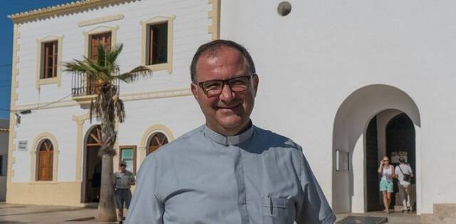 Primera misa en Formentera, en la Fase 1: 20 feligreses respetuosos y flechas marcando los asientos