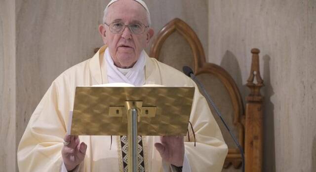 «El Señor consuela de cerca, con su Presencia, con esperanza y sin falsedades», explica el Papa