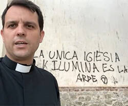 Amenazan con quemar la iglesia del cura madrileño que criticó gestión del gobierno sobre el COVID-19