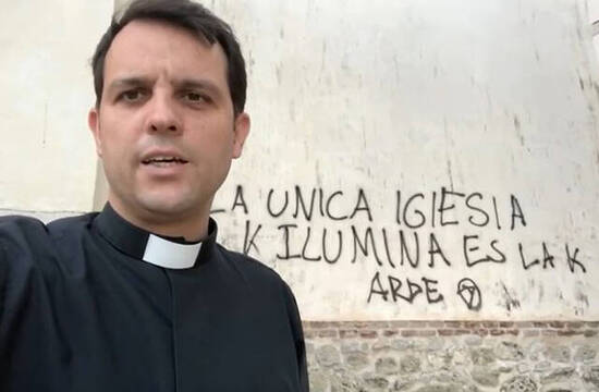 Amenazan con quemar la iglesia del cura madrileño que criticó gestión del gobierno sobre el COVID-19