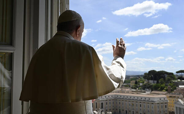 El Papa da dos consejos en el Regina Coeli para combatir la angustia y lo que nos turba