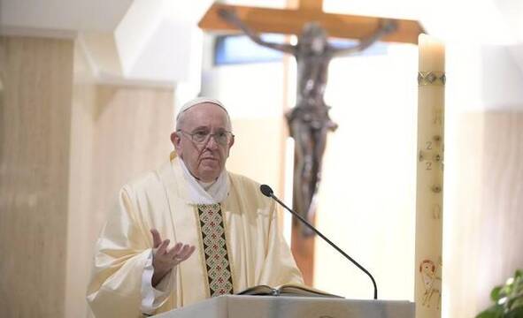 La mundanidad corrompe a la Iglesia, dice el Papa, pero tiene una medicina: el escándalo de la Cruz