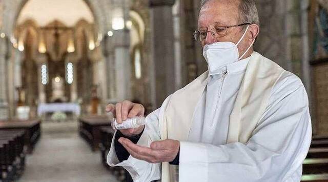 Las misas con pueblo vuelven a Madrid el lunes, con dispensa dominical y mascarilla obligatoria 
