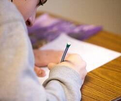 ¡Vuelve el papel! Los alumnos de religión escriben cartas a los abuelos y personas solas