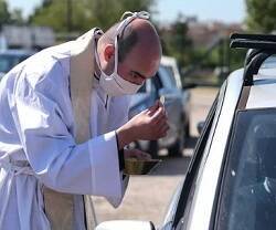El obispo Touvet celebró misa en un aparcamiento con 200 coches llenos de fieles con sed de Dios