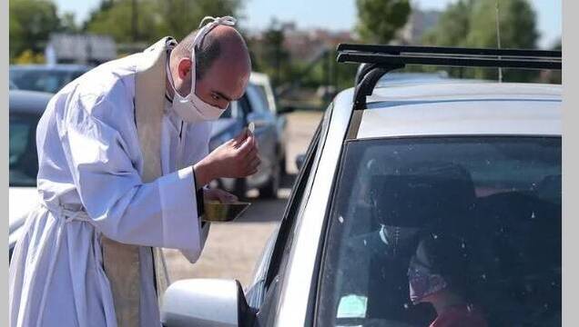 El obispo Touvet celebró misa en un aparcamiento con 200 coches llenos de fieles con sed de Dios