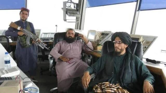 Talibanes en la torre de control de aeropuerto de Kabul.