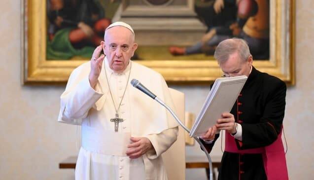Catequesis del Papa: «Enseñad a los niños a hacer bien el signo de la Cruz, es la primera oración»