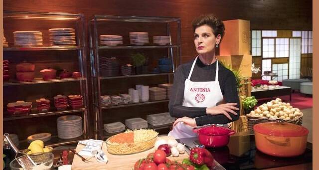 La modelo y celebrity Antonia Dell'Atte a su paso por MasterChef en 2018 - en 2020, con el confinamiento, cocina en casa