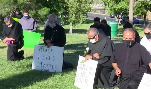 El obispo de El Paso es el primero en hacer el gesto de rezar hincando la rodilla por George Floyd