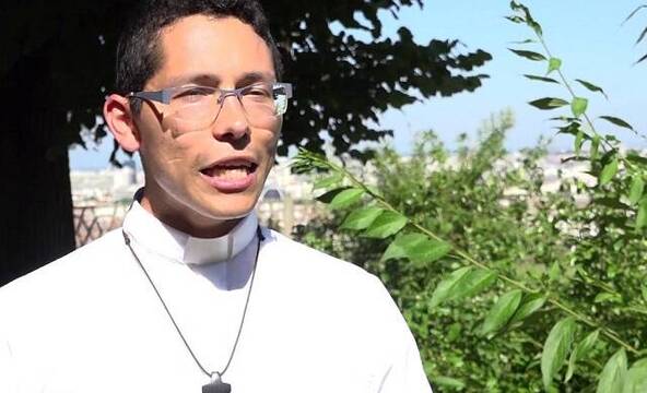 Mustapha, criado como musulmán, se convirtió pese a la oposición de su familia, y ahora es sacerdote en Francia
