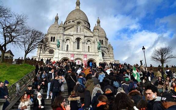 Peregrinos ante la basílica del Sacre Coeur, en Montmartre. Foto: Archidiócesis de París.