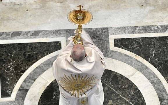 Corpus Christi: la Eucaristía nos sana las heridas con un efecto místico y comunitario, dice el Papa