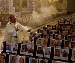5.000 fotos de fallecidos en la catedral de Lima para orar por ellos: hay 4.000 contagios diarios