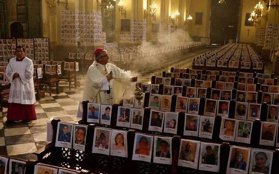 5.000 fotos de fallecidos en la catedral de Lima para orar por ellos: hay 4.000 contagios diarios