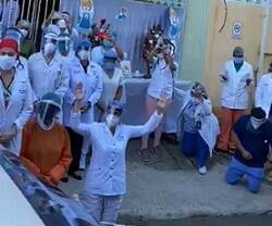 Llevan el Santísimo al hospital en Corpus Christi: adoración agradecida con mascarillas en Managua