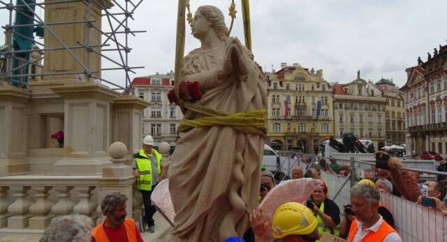 La nueva estatua de la Virgen María sobre una columna en la Plaza de la Ciudad Vieja de Praga