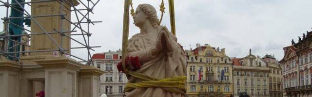 Un siglo después de derribada por socialistas y anarquistas, vuelve la Virgen a su plaza de Praga