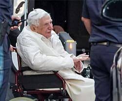 Benedicto XVI celebra una misa con su hermano Georg a su llegada a Ratisbona