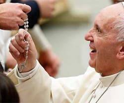 El Papa añade tres invocaciones a las Letanías del Rosario: una de ellas «Consuelo de los migrantes»
