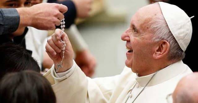 El Papa añade tres invocaciones a las Letanías del Rosario: una de ellas «Consuelo de los migrantes»