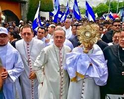 Dos años de la ya histórica imagen de los obispos de Nicaragua con el Santísimo evitando una matanza