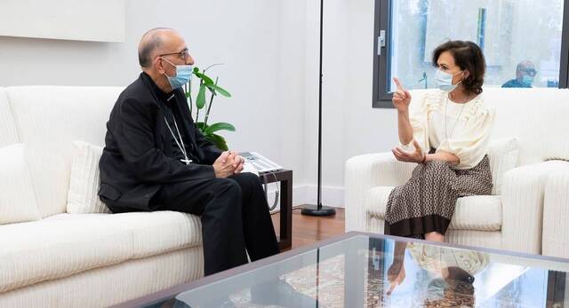 Omella se reúne en Moncloa con la vicepresidenta Calvo: Iglesia-Gobierno, una relación complicada