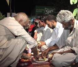 Apalean a un cristiano en Pakistán que convirtió su negocio en un comedor para 300 personas pobres