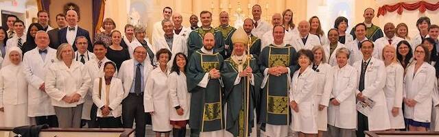 ¿Qué es y cómo se organiza una misa blanca? Puede servir para unir a los médicos católicos