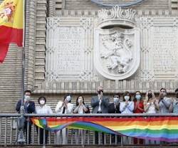 El PP pone banderas gay en Zaragoza y Valladolid pese al Tribunal Supremo; en Cádiz un juez la quita