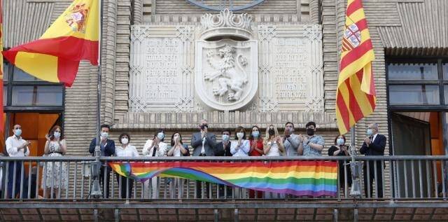El PP pone bandera gay en Zaragoza y Valladolid pese al Tribunal Supremo; en Cádiz una juez la quita