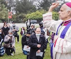 El arzobispo Cordileone reza el exorcismo de San Miguel donde derribaron la imagen de San Junípero