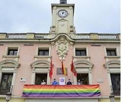 Caos judicial gay: un juez pide quitar la bandera LGTB de Valladolid y otro mantiene la de Alcalá