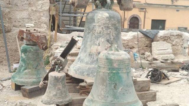 Tras cuatro metros de escombros e intactas: hallan 4 campanas de la basílica de San Benito en Nursia