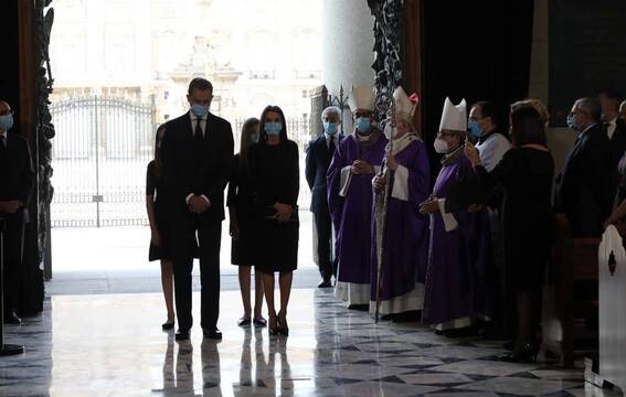 Solemne funeral por las víctimas del coronavirus: «No estamos solos, Dios nos acompaña, no nos deja»