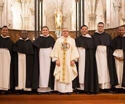 Seis jóvenes frailes dominicos realizan en Valencia su profesión solemne... «hasta la muerte»