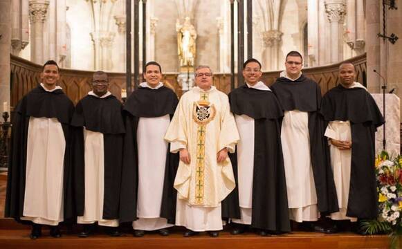 Seis jóvenes frailes dominicos realizan en Valencia su profesión solemne... «hasta la muerte»